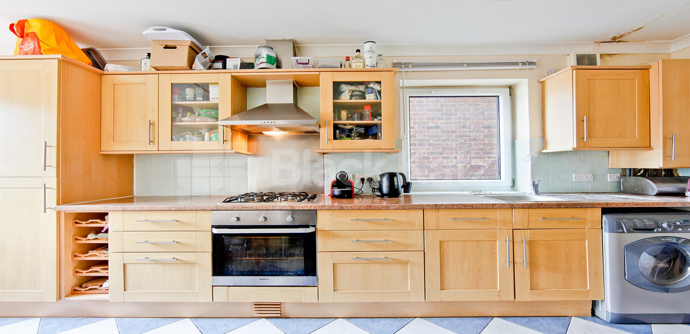 			UNDER OFFER , 3 Bedroom, 1 bath, 1 reception Apartment			 Windsor Court - Copers Road, Bermondsey